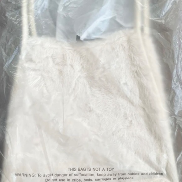 NWT Victoria's Secret Ivory Cream Luxe Fuzzy Soft Faux Fur Tote Travel Bag 2025 - Picture 13 of 14